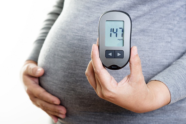 pregnant-woman checking blood sugar 450w
